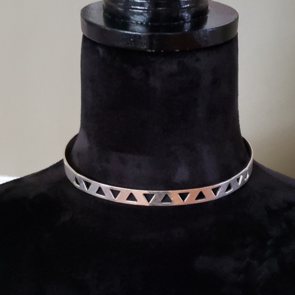 Cutout Choker - Picture 1 of 3